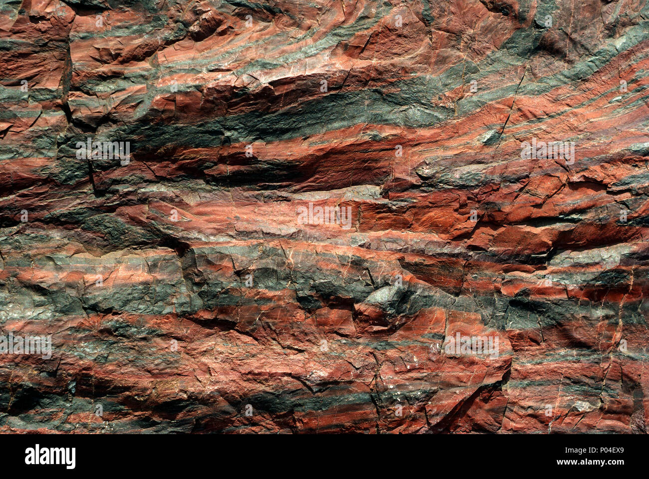La texture de fond, - surface rugueuse de falaise de Jasper, pierre naturelle avec une teinte rouge Banque D'Images