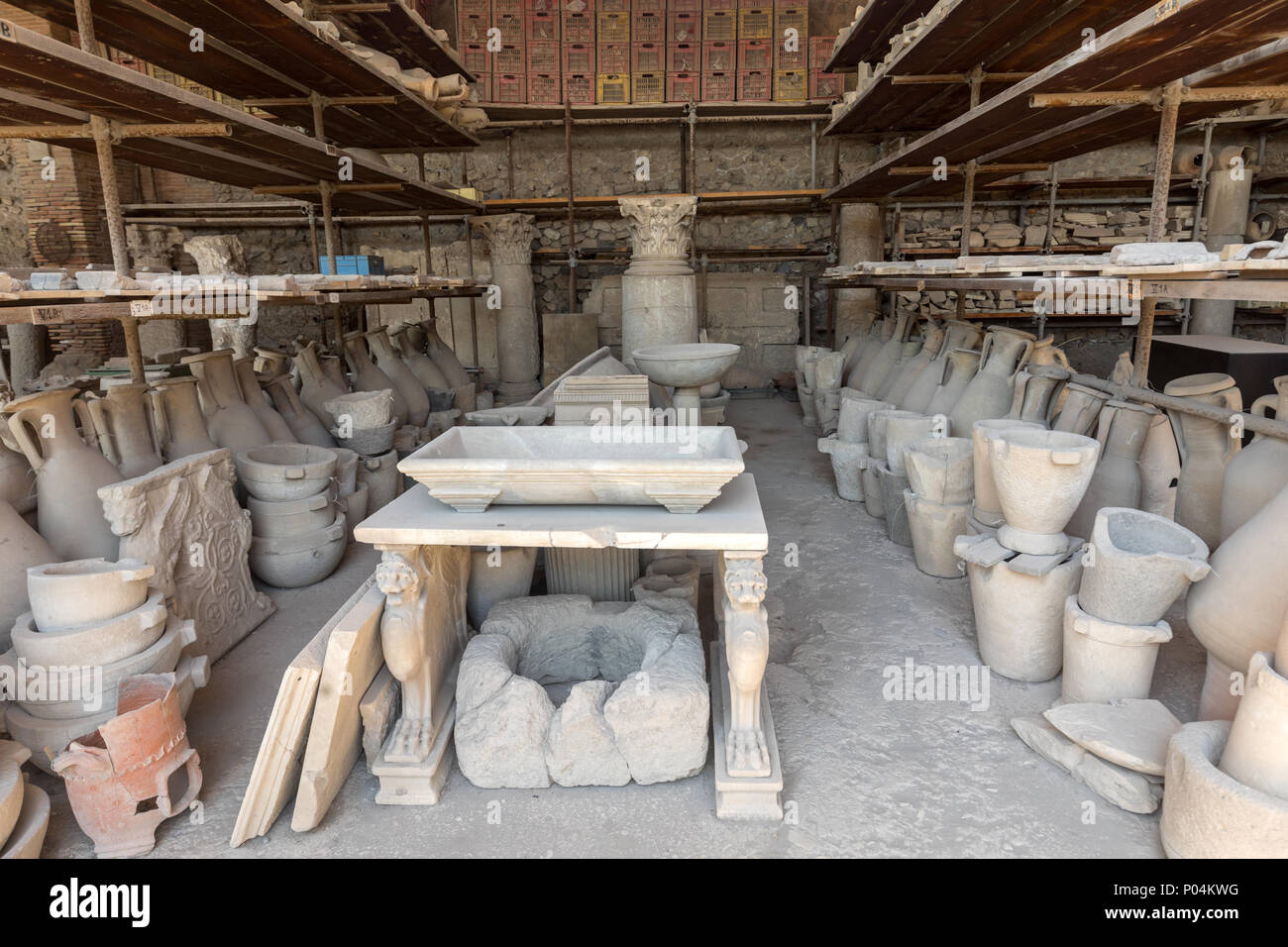 Navires, pots et une variété d'objets d'éruption du Vésuve à Pompéi ont été excavés et catalogué .Pompei, Italie Banque D'Images