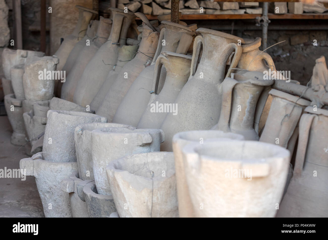 Navires, pots et une variété d'objets d'éruption du Vésuve à Pompéi ont été excavés et catalogué .Pompei, Italie Banque D'Images