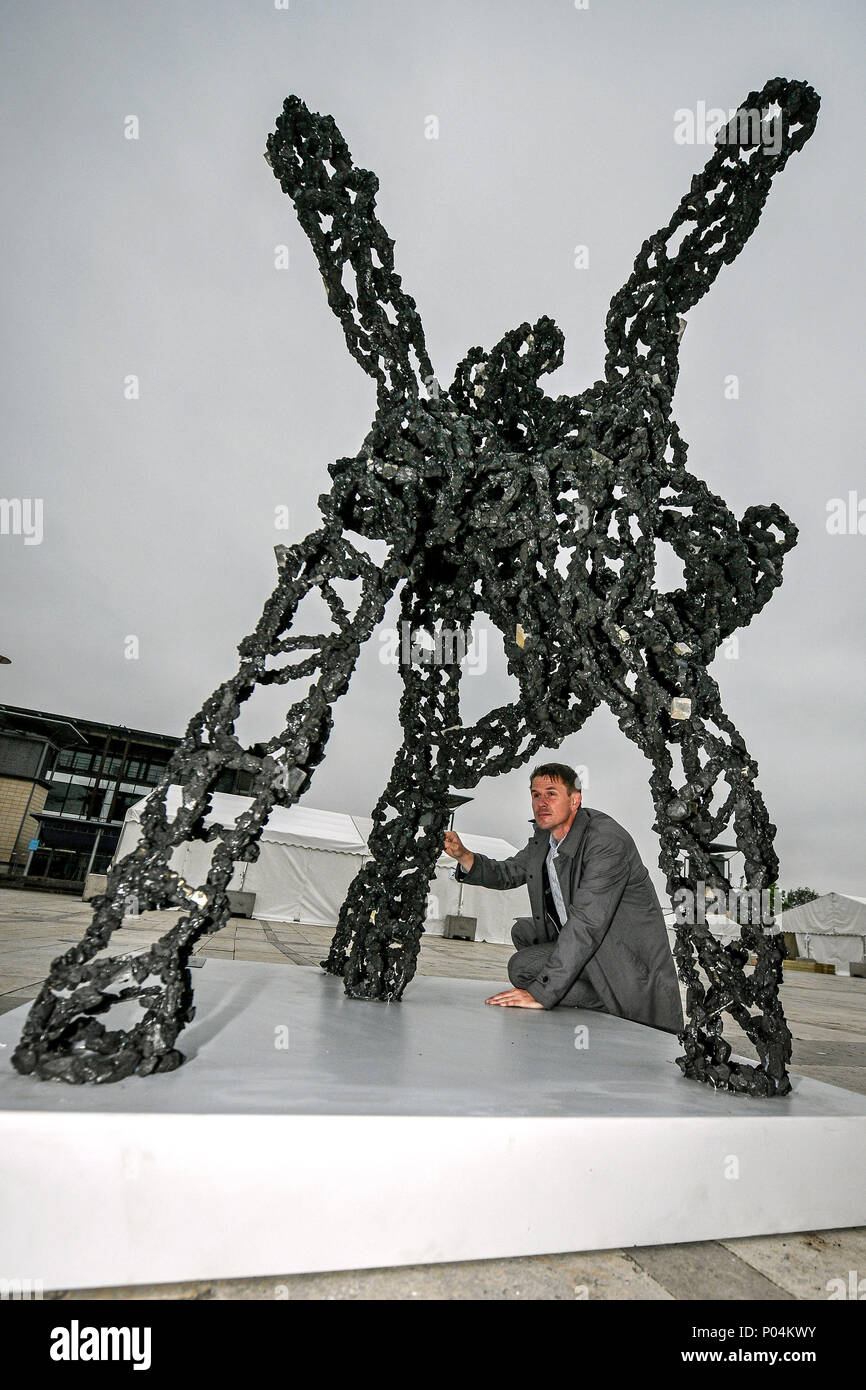 Luke Jerram artiste inspecte son dernier dessin 'Inspiration', qui est une création de particules de suie diesel 3 millions de fois plus grandes que la taille réelle en utilisant du charbon et de diverses substances chimiques, comme la sculpture est dévoilée dans le cadre du festival de Bristol de la Nature. Banque D'Images