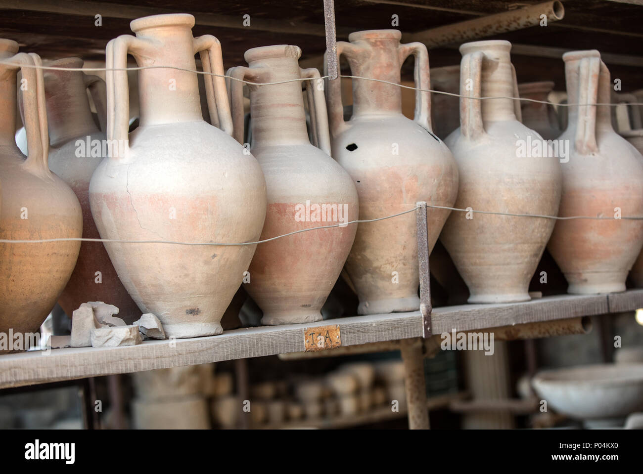 Navires, pots et une variété d'objets d'éruption du Vésuve à Pompéi ont été excavés et catalogué .Pompei, Italie Banque D'Images
