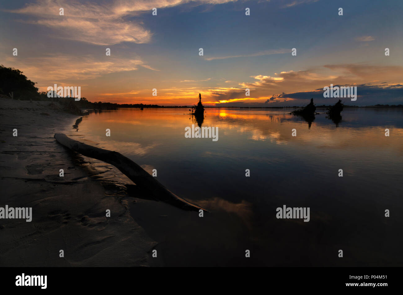 Il s'agit d'une image de coucher de soleil sur le Brahmapoutre en Assam, Inde,pris dans le mois d'août 2017. Banque D'Images