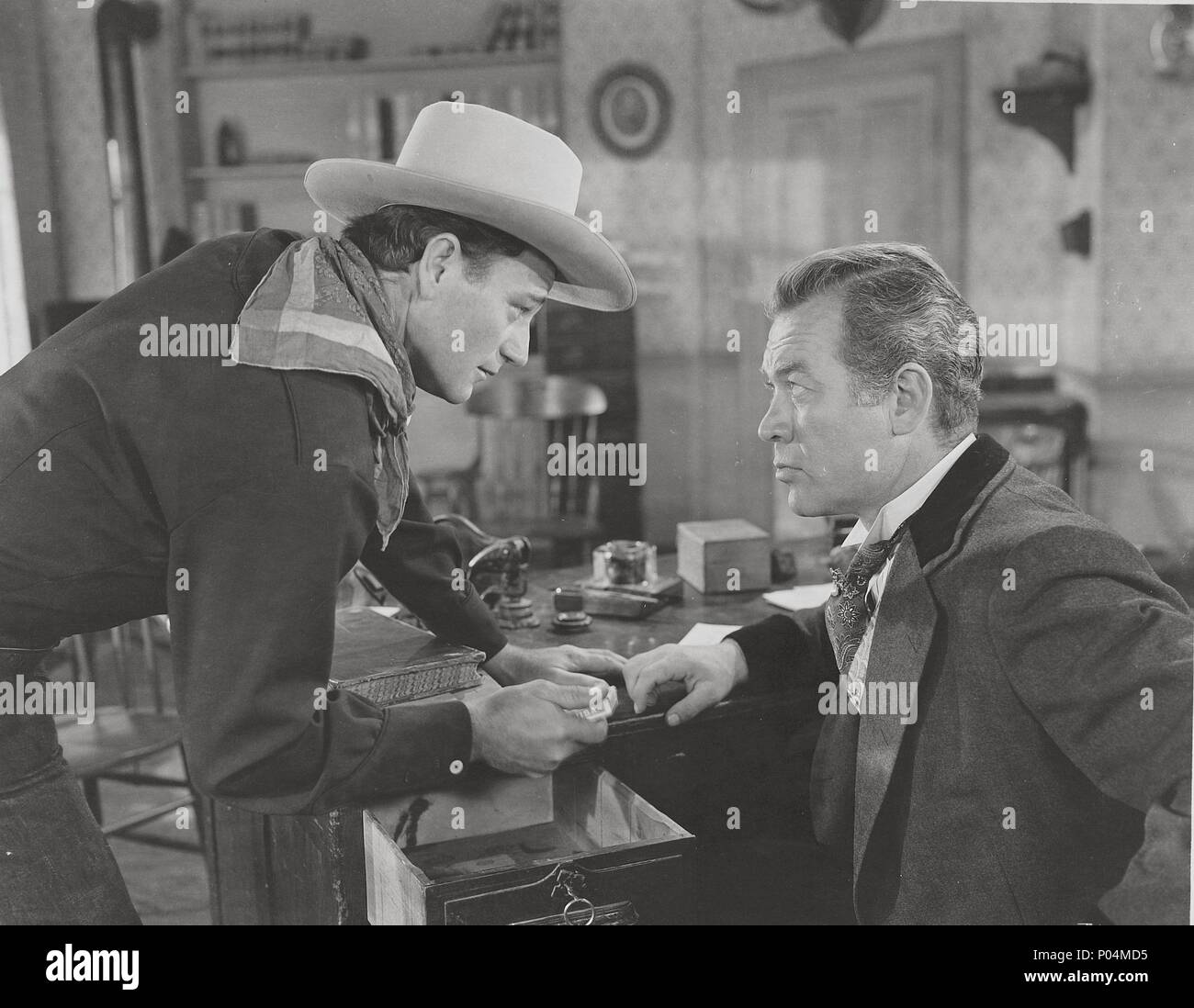 Titre original : TALL DANS LA SELLE. Titre en anglais : TALL DANS LA SELLE. Directeur de film : EDWIN L. MARIN. Année : 1944. Stars : JOHN WAYNE ; WARD BOND. Credit : RKO / Album Banque D'Images