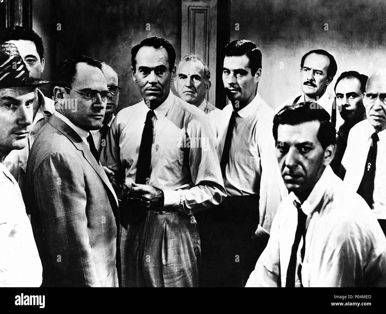 Titre original : 12 hommes en colère. Titre en anglais : 12 hommes en colère. Film Réalisateur : Sidney Lumet. Année : 1957. Stars : MARTIN BALSAM ; Henry Fonda, Jack Warden ; E. G. MARSHALL ; ED BEGLEY. Credit : United Artists / Album Banque D'Images