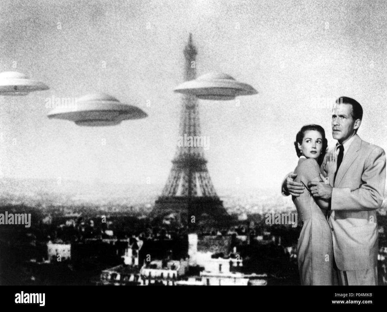 Titre original : EARTH vs the Flying Saucers. Titre en anglais : EARTH vs the Flying Saucers. Directeur de film : FRED F. SEARS. Année : 1956. Stars : HUGH MARLOWE. Credit : Columbia Pictures / Album Banque D'Images
