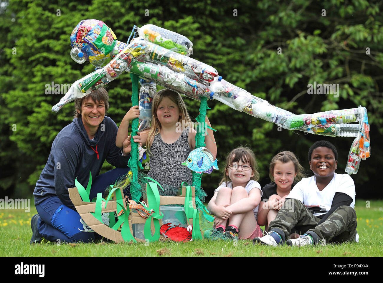 Rameur atlantique Elaine Hopley (à gauche) avec (de gauche à droite) Courtney Hamilton, Cara, Kidd et Faithrich Okpedo Kidd Amy, tous âgés de 7 ans, à partir de l'école primaire en Firpark North Lanarkshire, parallèlement à leur création "la mer" en plastique, qui a remporté un concours d'art des déchets marins Banque D'Images