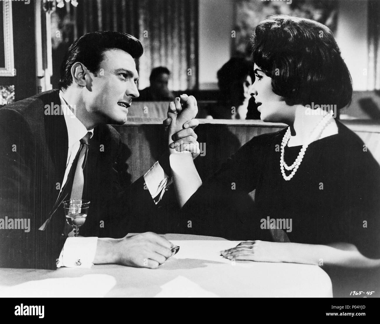 Titre original : BUTTERFIELD 8. Titre en anglais : BUTTERFIELD 8. Film Réalisateur : DANIEL MANN. Année : 1960. Stars : ELIZABETH TAYLOR, LAURENCE HARVEY. Credit : M.G.M / Album Banque D'Images