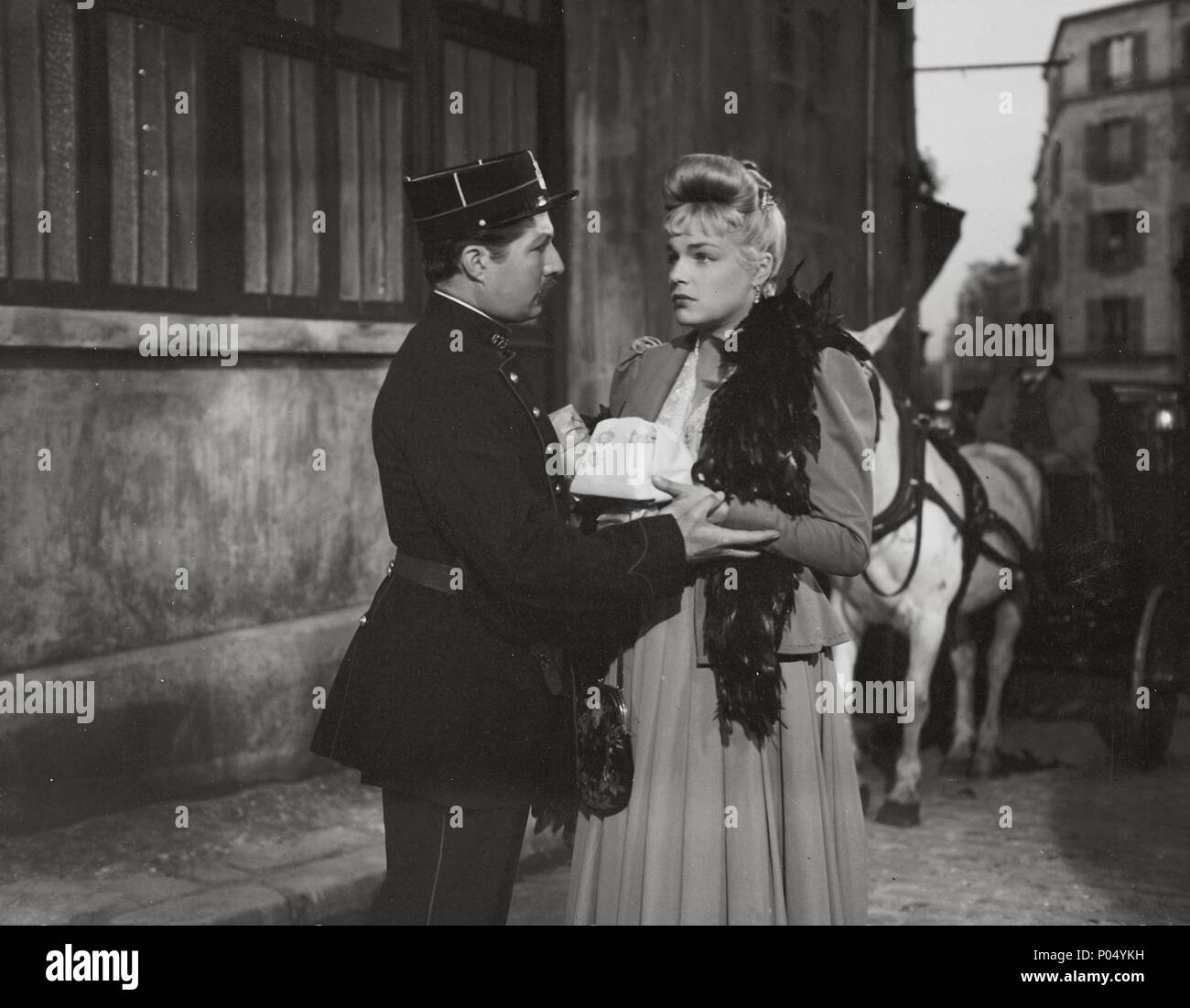 Titre original : CASQUE D'OR. Titre en anglais : casque d'or. Directeur de film : Jacques BECKER. Année : 1952. Stars : Simone SIGNORET. Credit : FILMS SPEVA/PARIS FILM / Album Banque D'Images