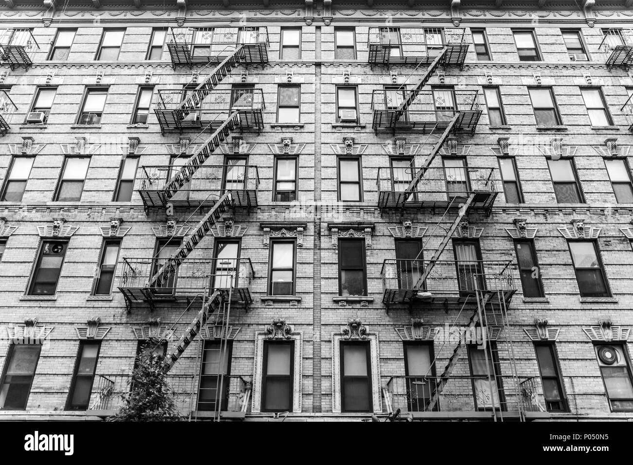 Un incendie s'échapper d'un immeuble d'appartements à New York City Banque D'Images