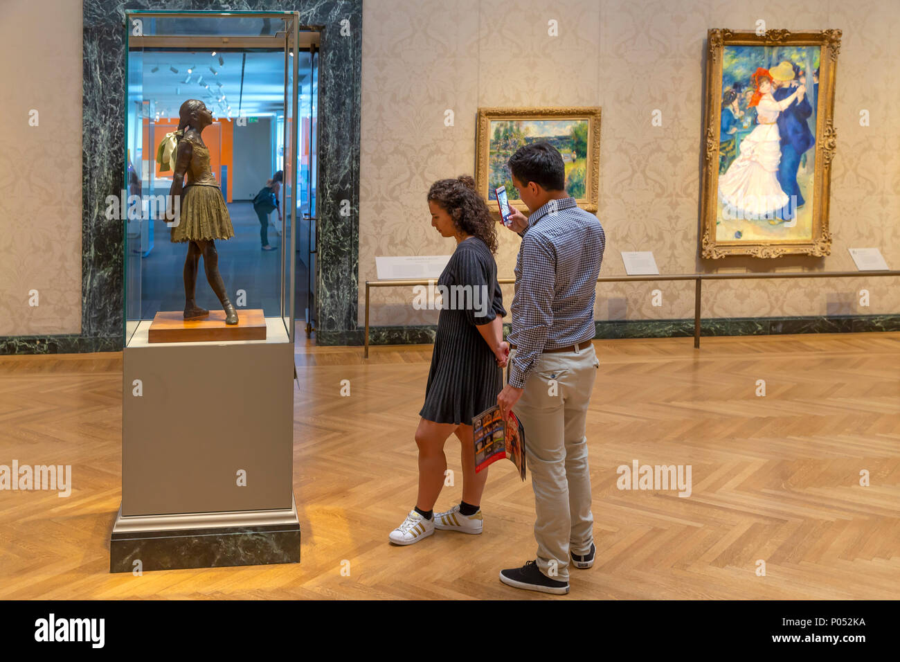 Jeune couple d'admirer la Petite danseuse de quatorze ans, Edgar Degas, 1888, Museum of Fine Arts, Boston, Mass., USA, Amérique du Nord Banque D'Images