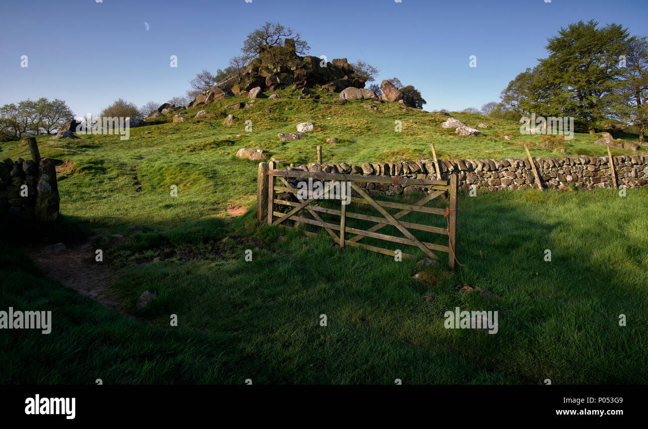 L'enjambée Robinhood et la lune sur Harthill Moor Banque D'Images