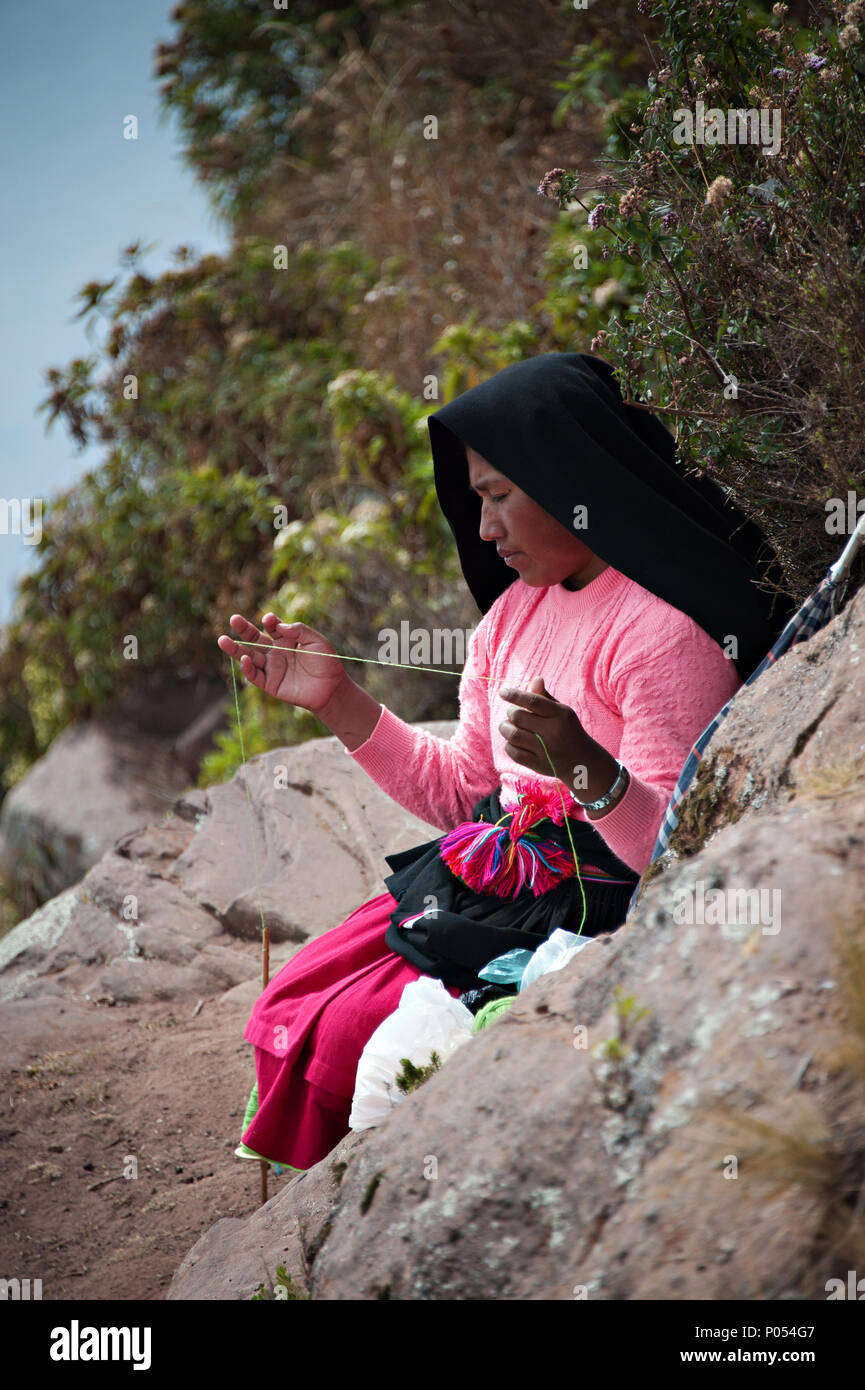 Une femme le tricot sur l'île de Taquile, le lac Titicaca. Pérou Banque D'Images