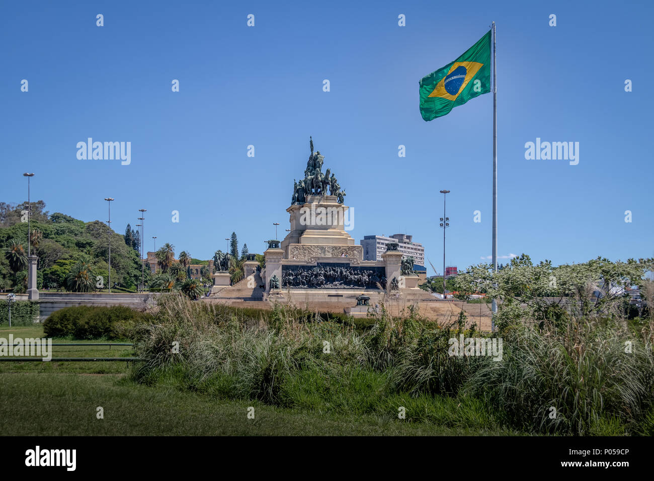 Monument de l'indépendance du Brésil du Parc de l'indépendance (Parque da Independência) avec drapeau dans l'Ipiranga - São Paulo, Brésil Banque D'Images