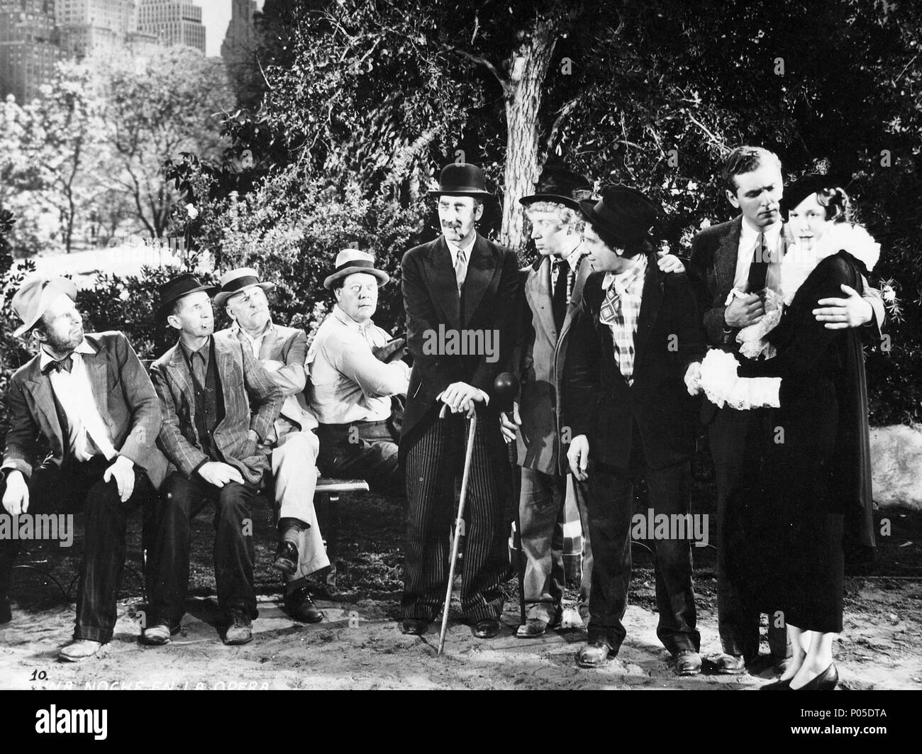 Titre original : A night at the Opera. Titre en anglais : UNE NUIT À L'opéra. Directeur du film : SAM WOOD. Année : 1935. Stars : Harpo Marx, les Marx Brothers, Chico Marx, Groucho Marx, KITTY CARLISLE ; ALLAN JONES. Credit : M.G.M / Album Banque D'Images