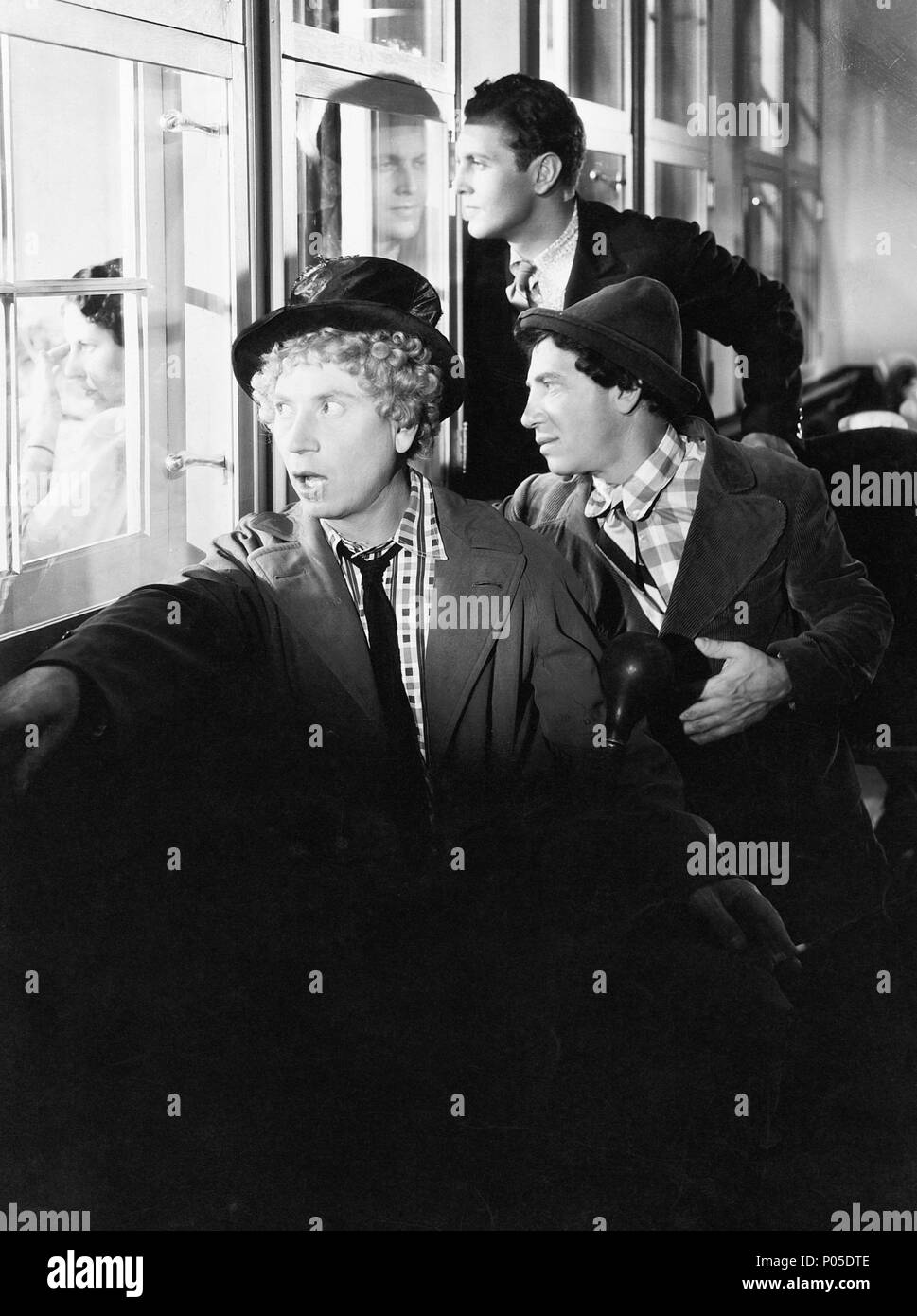 Titre original : A night at the Opera. Titre en anglais : UNE NUIT À L'opéra. Directeur du film : SAM WOOD. Année : 1935. Stars : Harpo Marx, Chico Marx ; ALLAN JONES. Credit : M.G.M / Album Banque D'Images