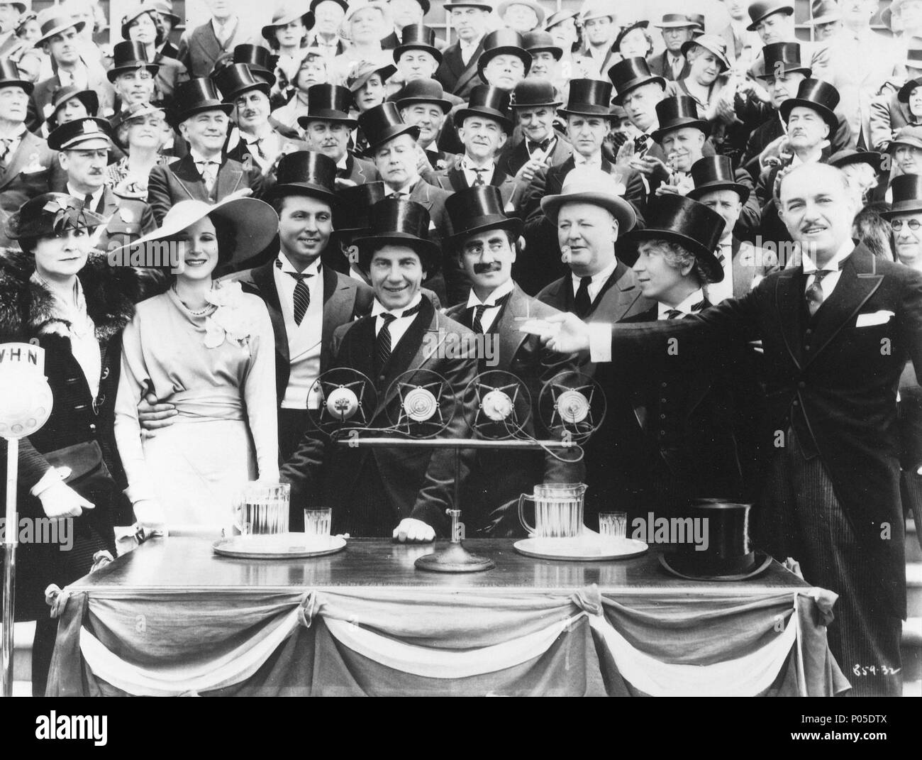 Titre original : A night at the Opera. Titre en anglais : UNE NUIT À L'opéra. Directeur du film : SAM WOOD. Année : 1935. Stars : Harpo Marx, les Marx Brothers, Chico Marx, Groucho Marx ; ALLAN JONES. Credit : M.G.M / Album Banque D'Images