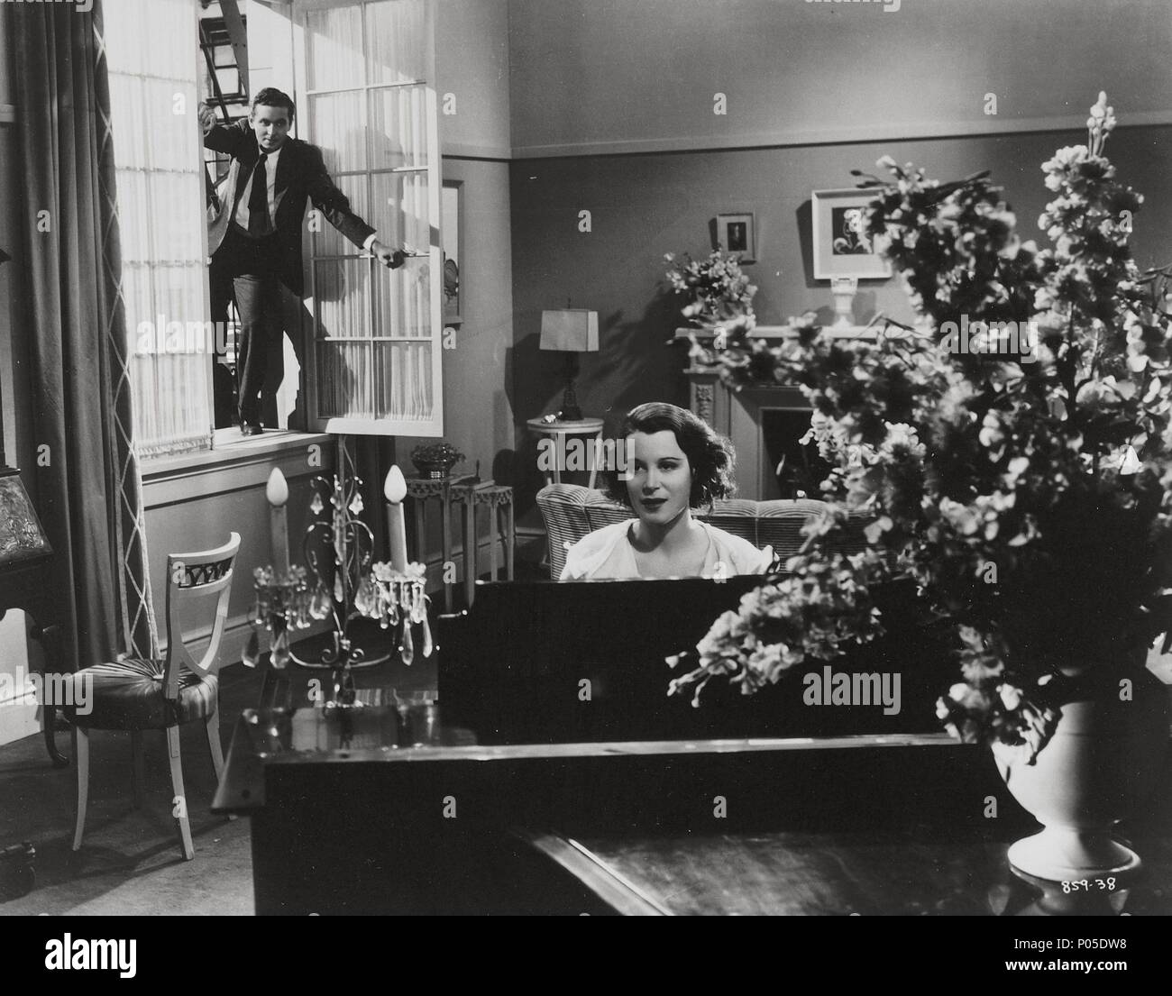 Titre original : A night at the Opera. Titre en anglais : UNE NUIT À L'opéra. Directeur du film : SAM WOOD. Année : 1935. Stars : KITTY CARLISLE ; ALLAN JONES. Credit : M.G.M / Album Banque D'Images