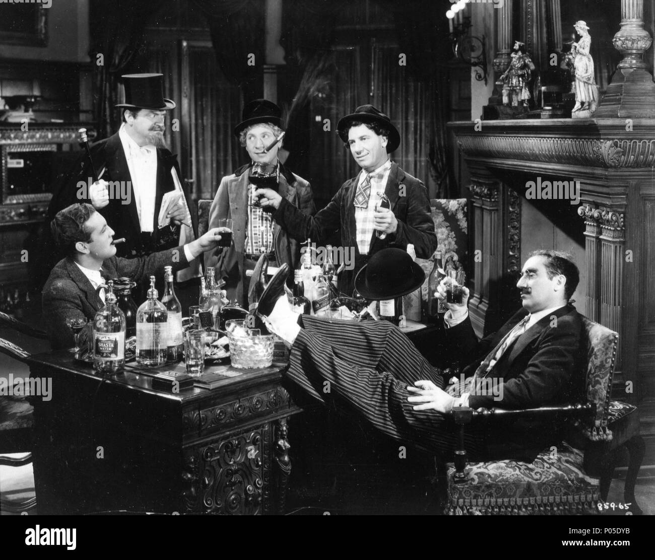 Titre original : A night at the Opera. Titre en anglais : UNE NUIT À L'opéra. Directeur du film : SAM WOOD. Année : 1935. Stars : Harpo Marx, les Marx Brothers, Chico Marx, Groucho Marx ; Allan Jones ; SIG RUMANN. Credit : M.G.M / Album Banque D'Images