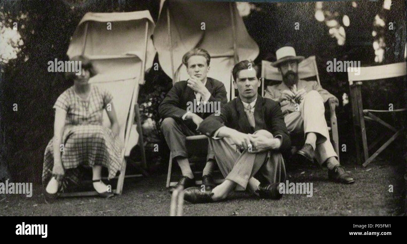 . Anglais : Lady Ottoline Morrell (1873-1938), de l'instantané vintage print/NPG AX142600. Dora Carrington ; Stephen Tomlin ; Walter John Herbert ('Sebastian') ; Sprott Lytton Strachey, juin 1926 par Lady Ottoline Morrell, snapshot vintage print, juin 1926 27 Dora Carrington ; Stephen Tomlin ; Walter John Herbert ('Sebastian') ; Sprott Lytton Strachey, Juin 1926 Banque D'Images