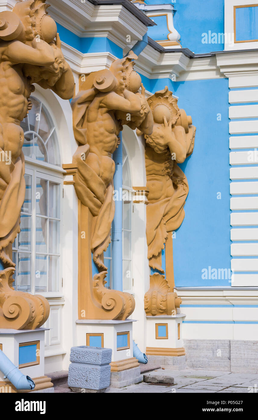 TSARSKOYE SELO, SAINT-PETERSBOURG, Russie - le 25 septembre 2015 : Les chiffres de l'Atlant sur la façade du palais de Catherine à Tsarskoïe Selo Banque D'Images