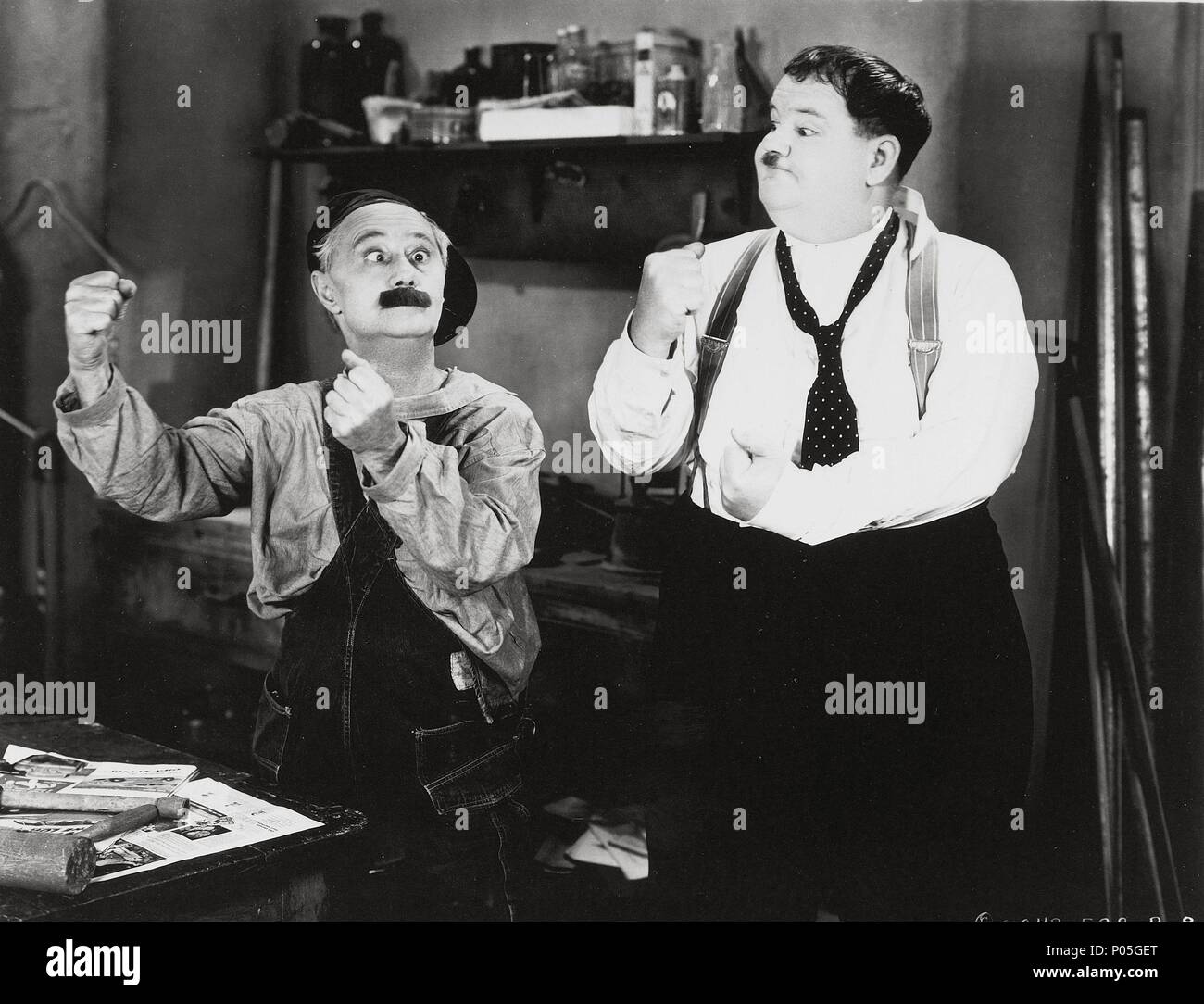 Titre original : les PAS EN MER. Titre en anglais : PAS EN MER. Directeur de film : GORDON DOUGLAS. Année : 1940. Stars : BEN TURPIN ; Oliver Hardy. Crédit : AU/HAL ROACH / Album Banque D'Images