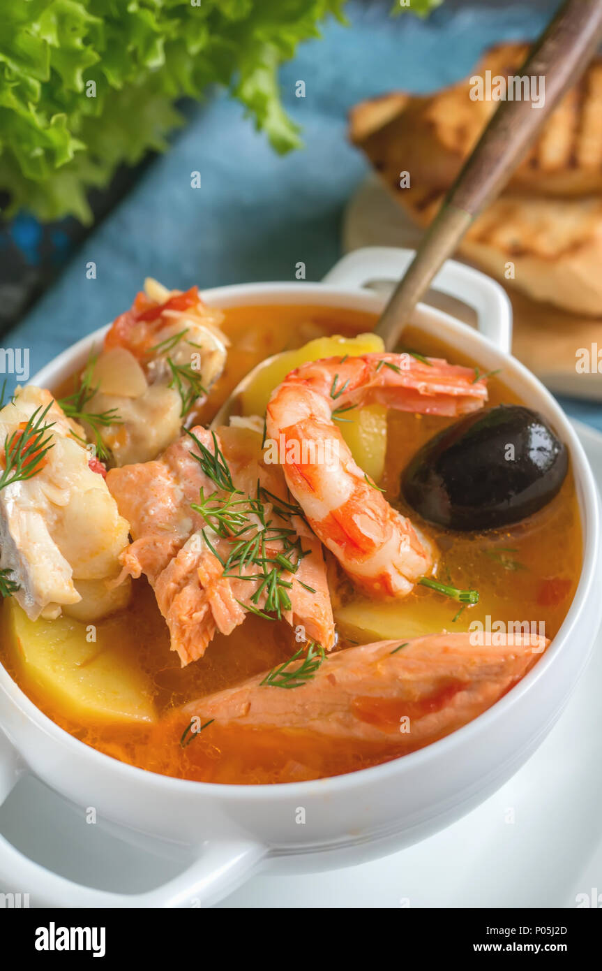 Bouillabaisse poisson coquilles saint jacques gambas moules Banque de