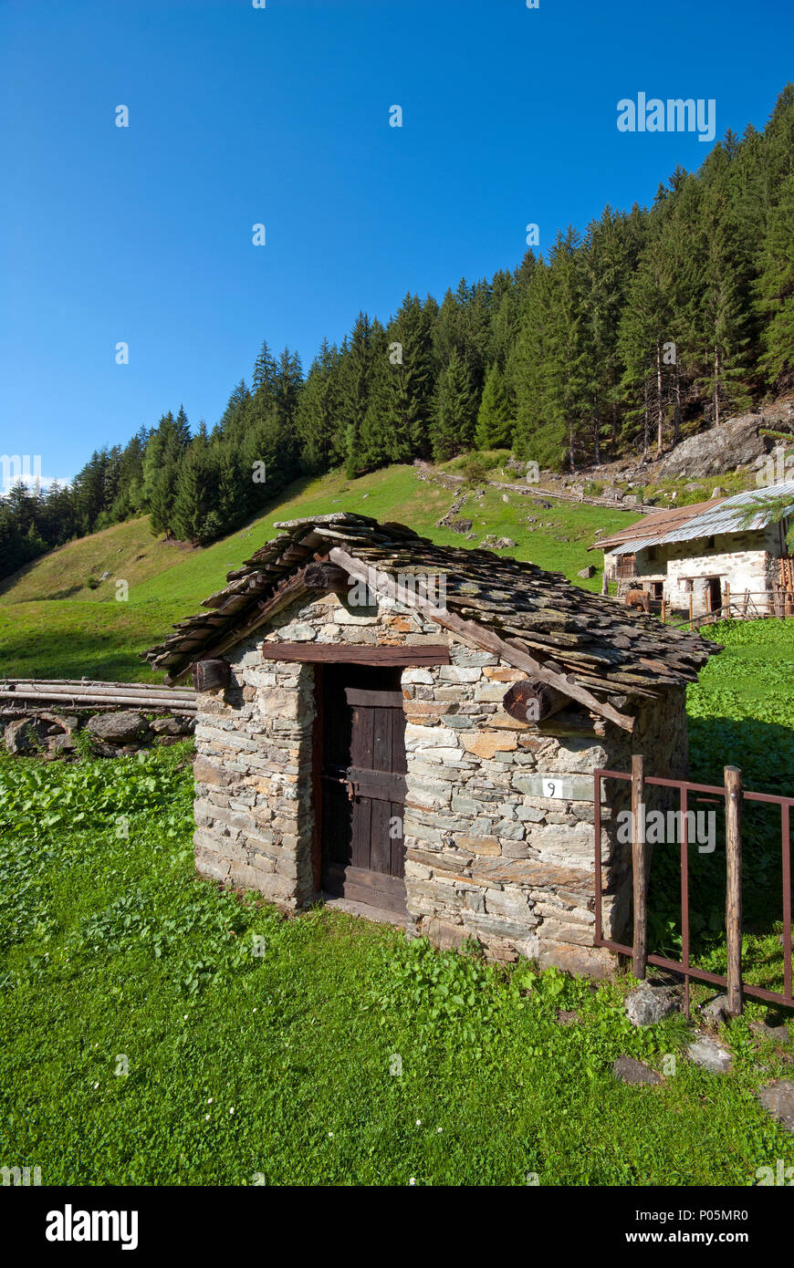 Cabane en pierre à Val Brandet, Valli di Sant'Antonio (Saint Antoine), les vallées des Alpes Orobie, Lombardie, Italie   Photo stock Banque D'Images