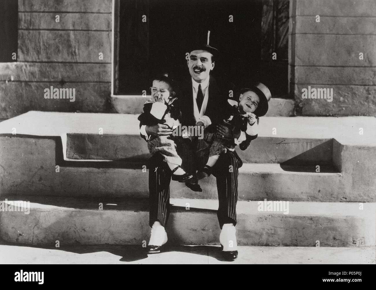 Titre original : sept ans la mauvaise chance. Titre en anglais : sept ans la mauvaise chance. Directeur du film : MAX LINDER. Année : 1921. Stars : MAX LINDER. Credit : ROBERTSON-COLE DISTRIBUTION / Album Banque D'Images