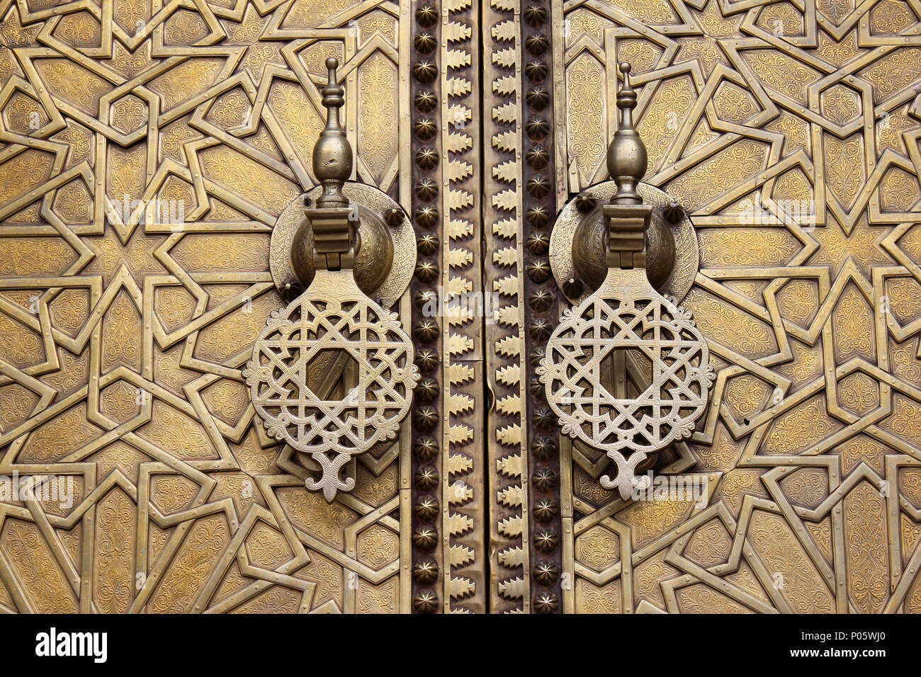 Heurtoirs de porte en laiton islamique, Fès, Maroc Banque D'Images