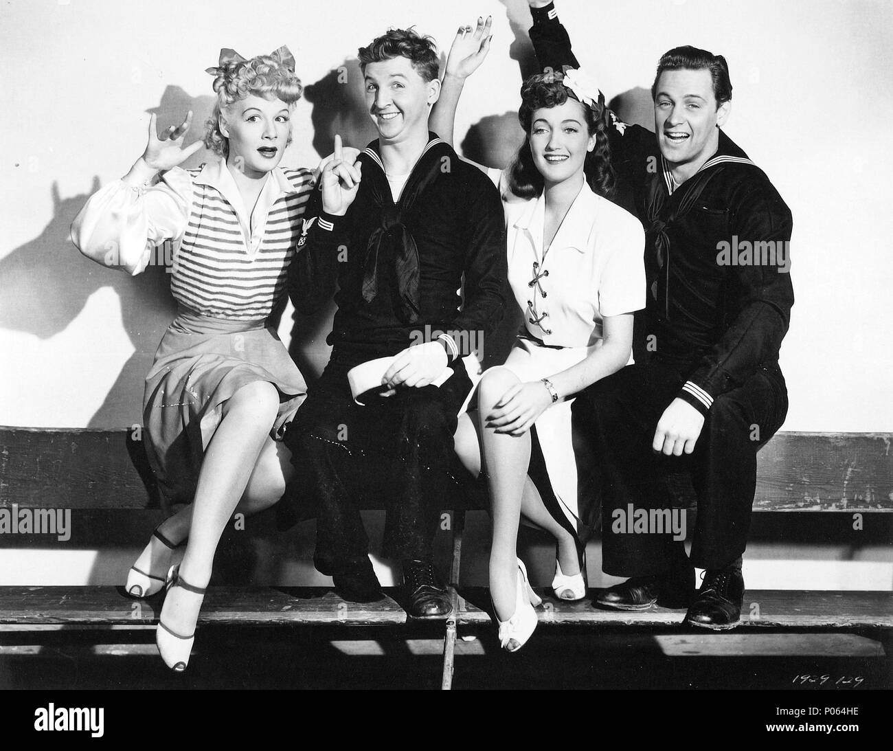 Titre original : LA FLOTTE - IN. Titre en anglais : LA FLOTTE - IN. Directeur : VICTOR SCHERTZINGER Film. Année : 1942. Stars : WILLIAM HOLDEN ; BETTY HUTTON ; Dorothy Lamour ; EDDIE BRACKEN. Credit : PARAMOUNT PICTURES / Album Banque D'Images