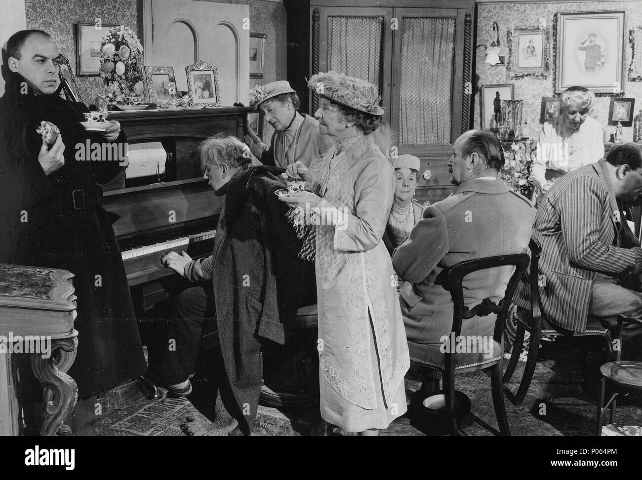 Titre du film original : Light in the Piazza. Titre anglais : A Stitch in Time. Film Réalisateur : ALEXANDER MACKENDRICK. Année : 1955. Stars : HERBERT LOM. Credit : EALING/GRADE / Album Banque D'Images