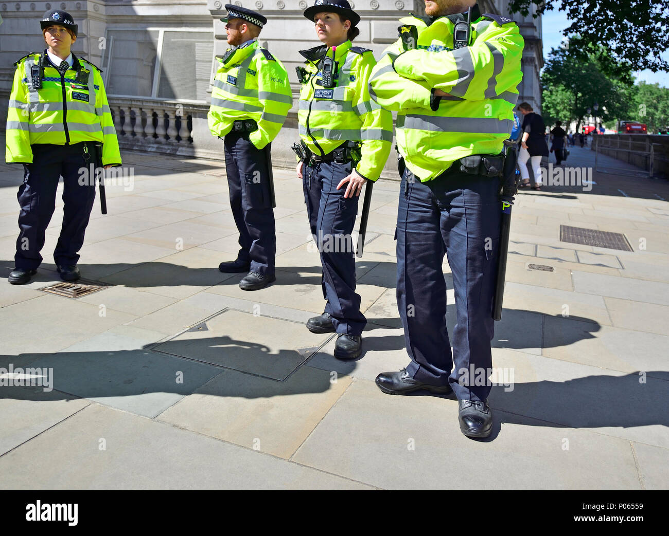 Des agents de police de vestes Hi-Vis à Whitehall, Westminster, Londres, Angleterre, Royaume-Uni. Banque D'Images