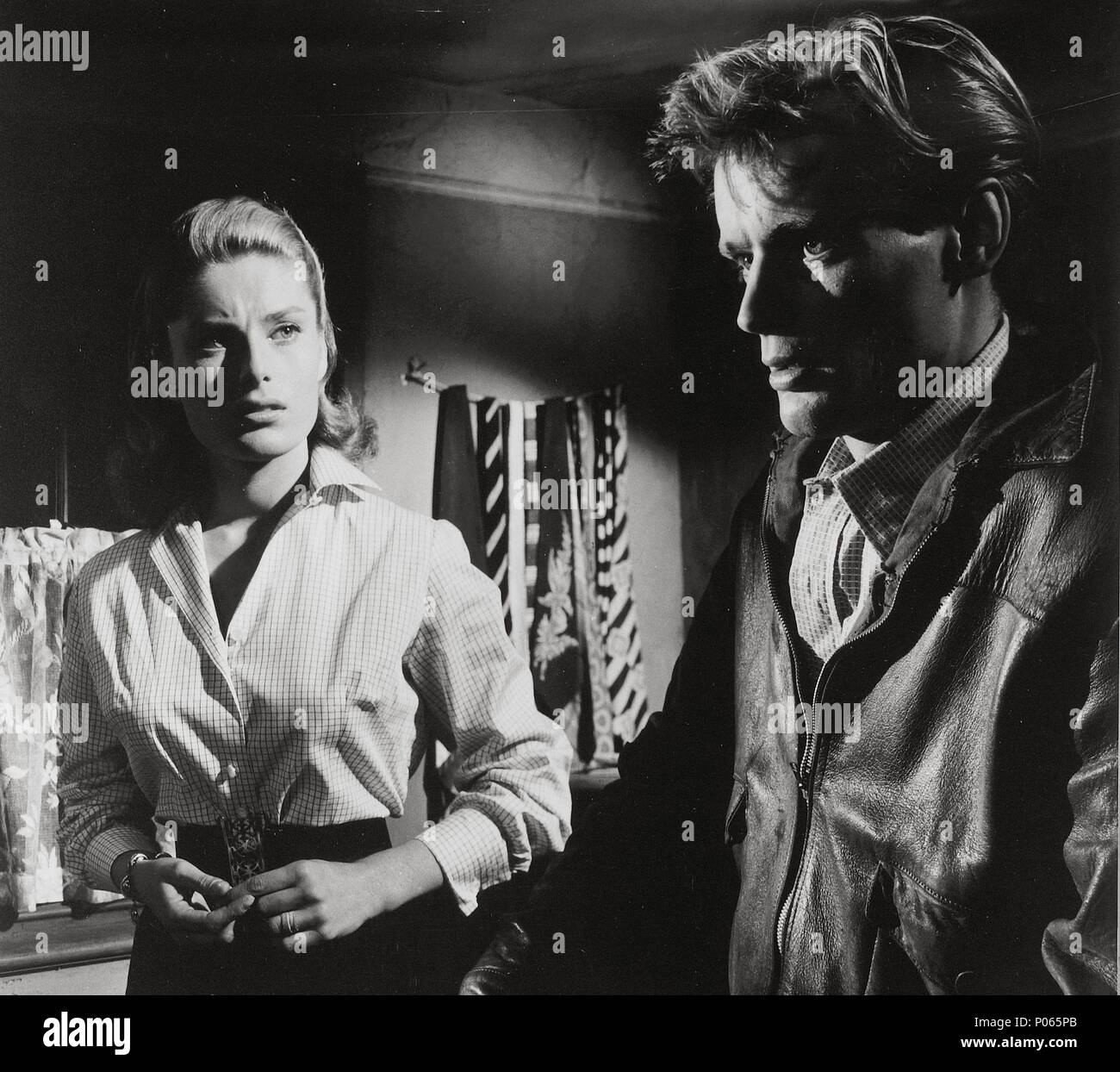 Titre original : THE SECRET PLACE. Titre en anglais : LE LIEU SECRET. Directeur de film : CLIVE DONNER. Année : 1957. Credit : RANG / Album Banque D'Images