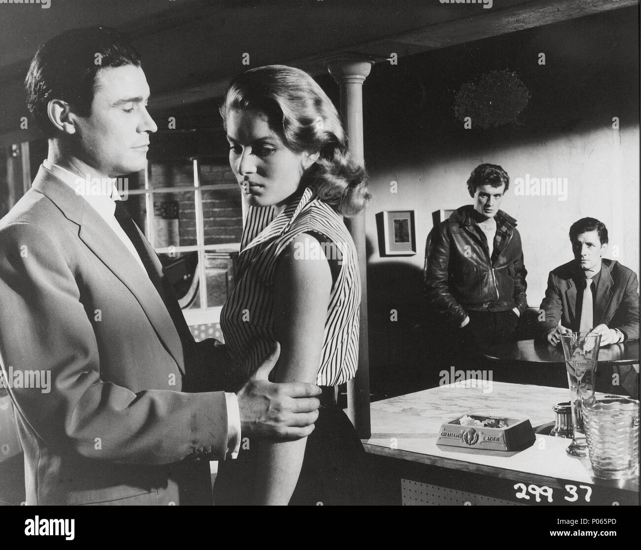 Titre original : THE SECRET PLACE. Titre en anglais : LE LIEU SECRET. Directeur de film : CLIVE DONNER. Année : 1957. Credit : RANG / Album Banque D'Images