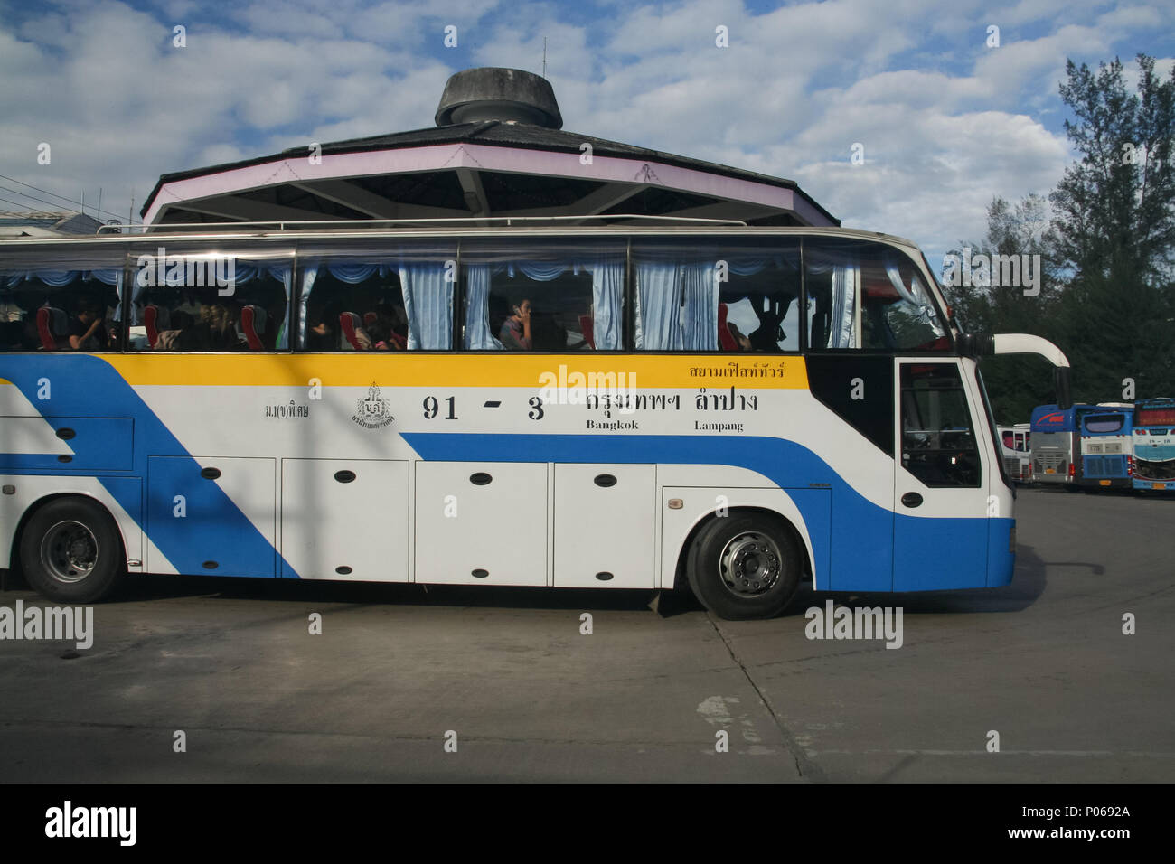 CHIANG MAI, THAÏLANDE - 8 septembre 2011 : Bus de SiamFirst tour tour. Photo à la gare routière de Chiangmai, Thaïlande. Banque D'Images