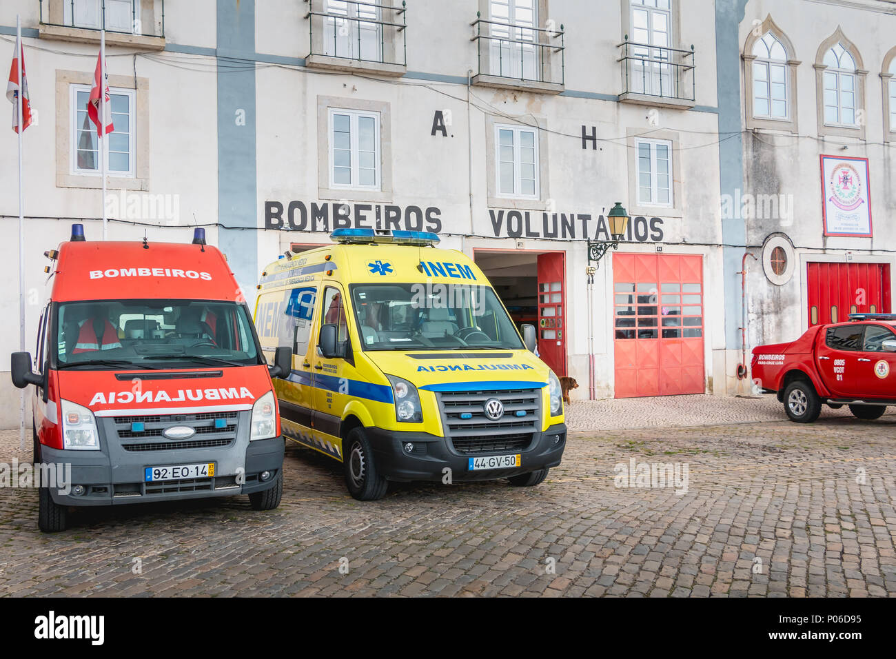 Faro, Portugal - Mai 01, 2018 : les camions incendie garé en face d'une station de pompiers volontaires, un jour de printemps Banque D'Images