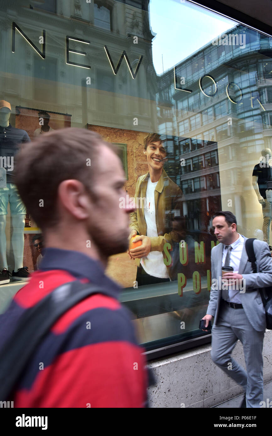 Les employés de bureau, les touristes et les piétons à pied passé branches de nouveau regard sur la jonction de Gracechurch et Lombard Street dans la ville de Londres. L'h Banque D'Images