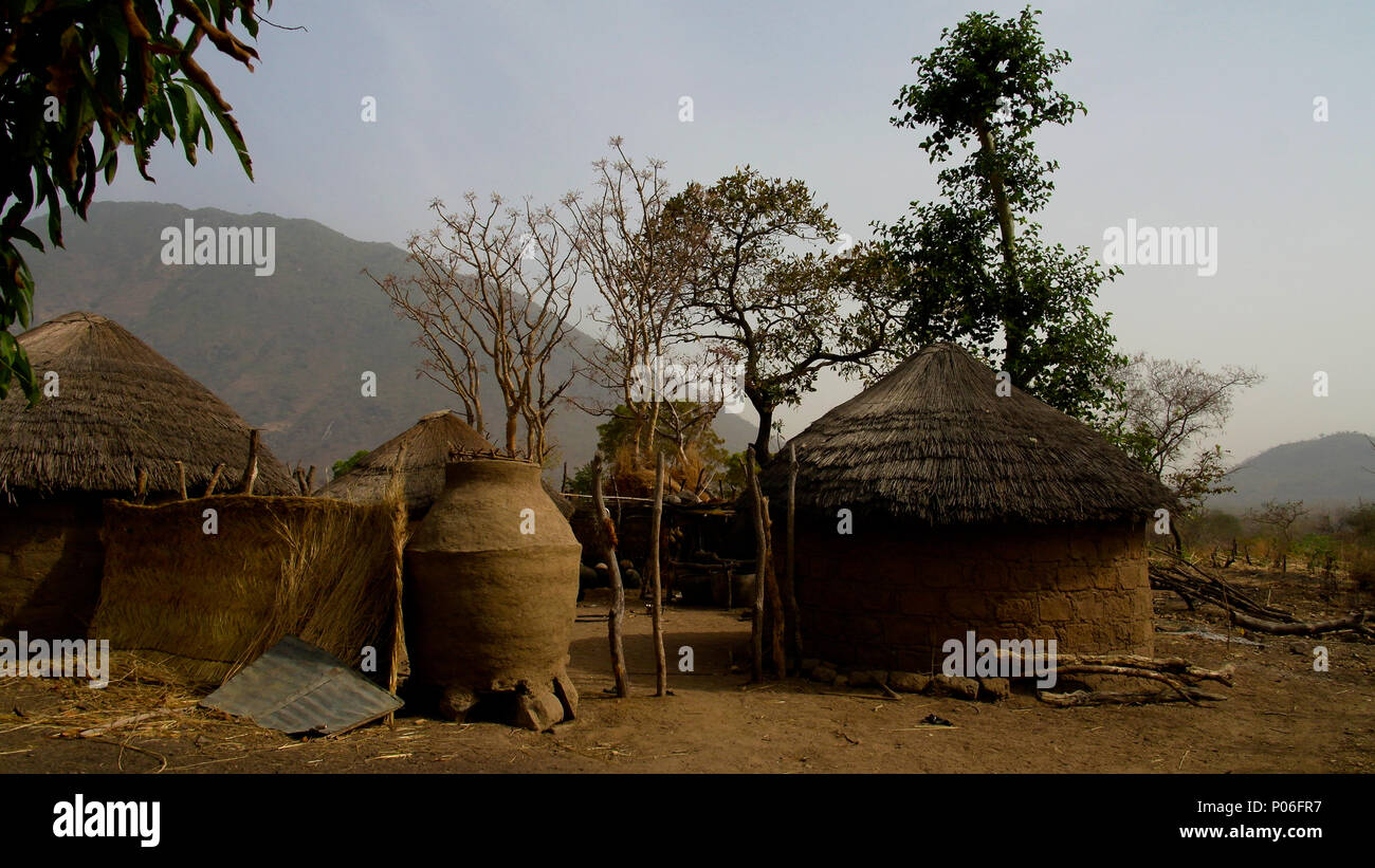 Vue de village de la tribu fulani près de Tchamba, Cameroun Banque D'Images