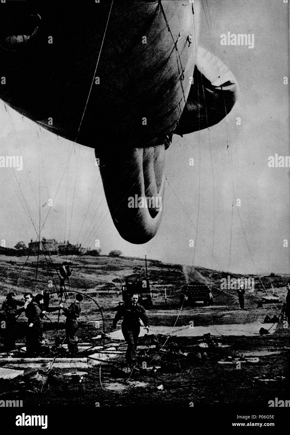 Femme de la WAAF manipuler un ballon de barrage, 1943. Artiste : Inconnu. Banque D'Images