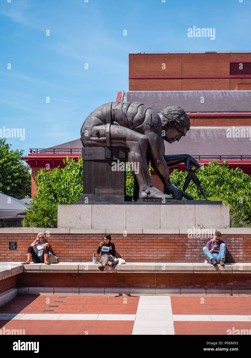 Sculpture en bronze. L'inscription se lit 'Newton' de William Blake par  Eduardo Paolozzi, la British Library Bibliothèque nationale la plus grande  en th Photo Stock - Alamy