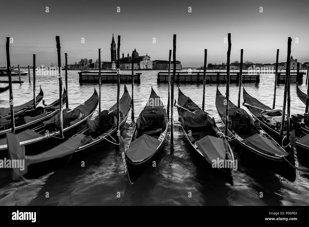 Gondoles amarrées au large de la Place Saint-Marc, Venise, Italie Banque D'Images