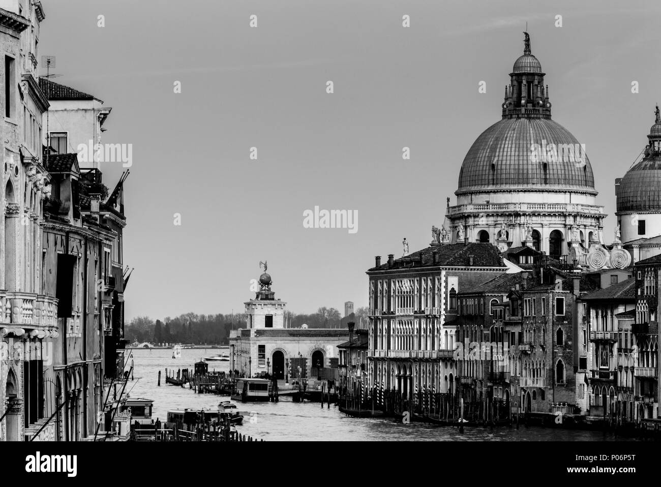 La vue le long du Grand Canal en direction de Santa Maria della Salute Eglise Du Pont de l'Accademia, Venise, Italie Banque D'Images