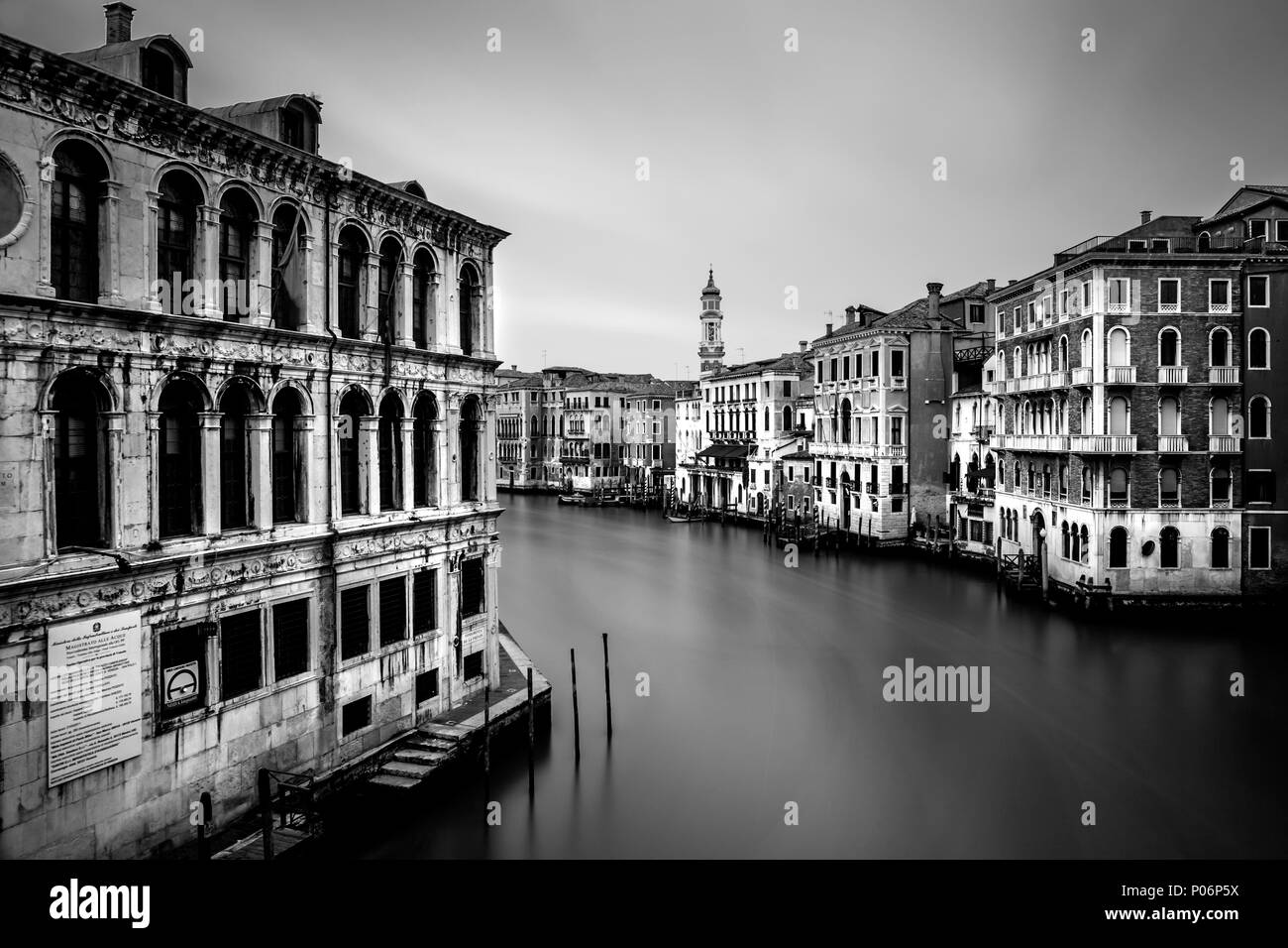 Sur le Grand Canal prises du Pont du Rialto, Venise, Italie Banque D'Images