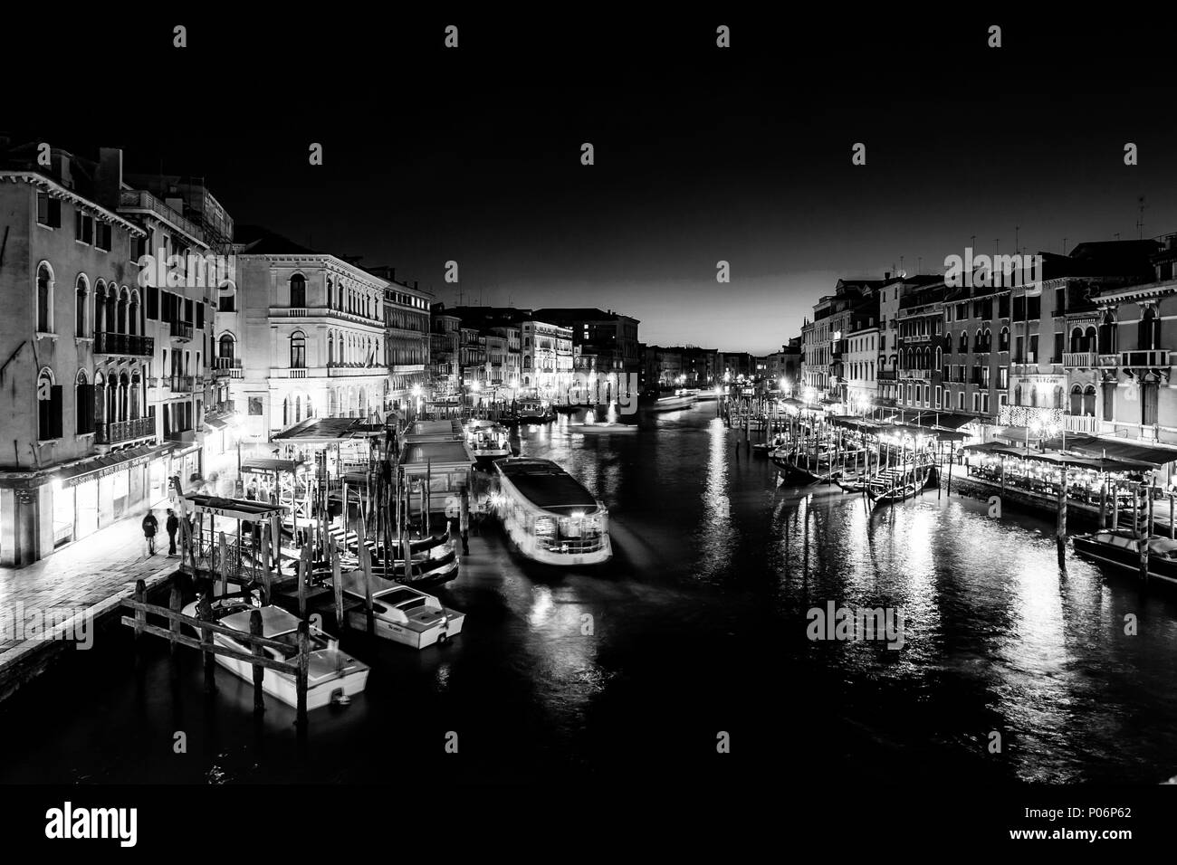 Sur le Grand Canal prises du Pont du Rialto, Venise, Italie Banque D'Images
