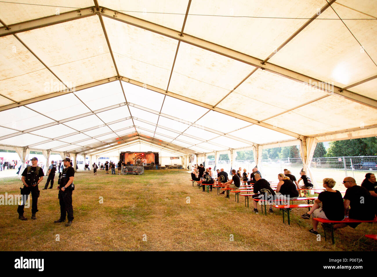 08 juin 2018, l'Allemagne, l'Themar : personnes dans une tente au festival 'Tage der Bewegung l'. Les 2 jours du festival attire des gens de droite de toute l'Europe. Plusieurs contre-manifestations et événements sont prévus. Photo : -/dpa Banque D'Images