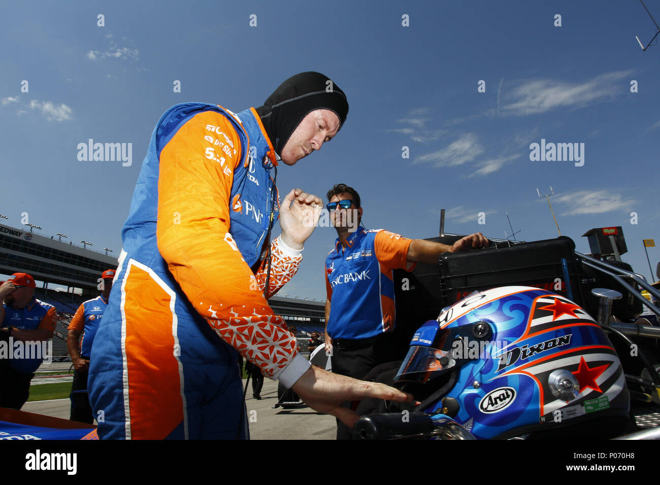 Fort Worth, Texas, USA. 8 juin, 2018. SCOTT DIXON (9) de la Nouvelle-Zélande se prépare à prendre la piste pour se qualifier pour la technologie DXC 600 au Texas Motor Speedway à Fort Worth, Texas. Crédit : Justin R. Noe Asp Inc/ASP/ZUMA/Alamy Fil Live News Banque D'Images