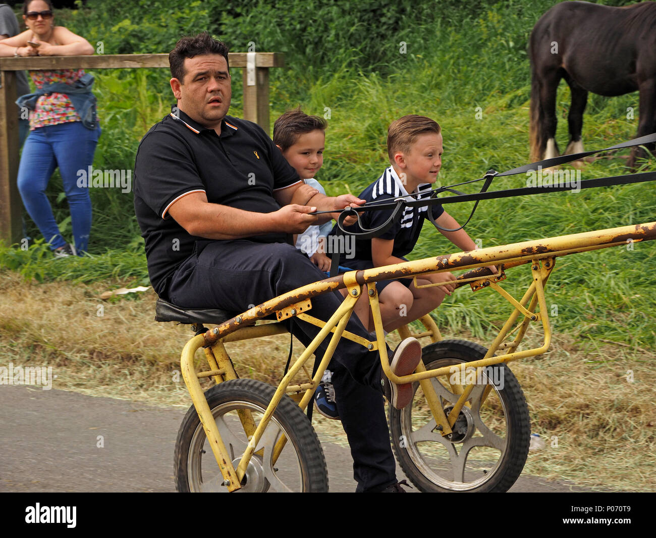 Homme et deux garçons en piège à cheval sur la colline de Appleby Westmorland à l'Assemblée bondée Appleby Horsefair, Cumbria, Angleterre, Royaume-Uni, 8 juin, 2018. Père & Fils piège conduite Crédit : Steve Holroyd/Alamy Live News Banque D'Images