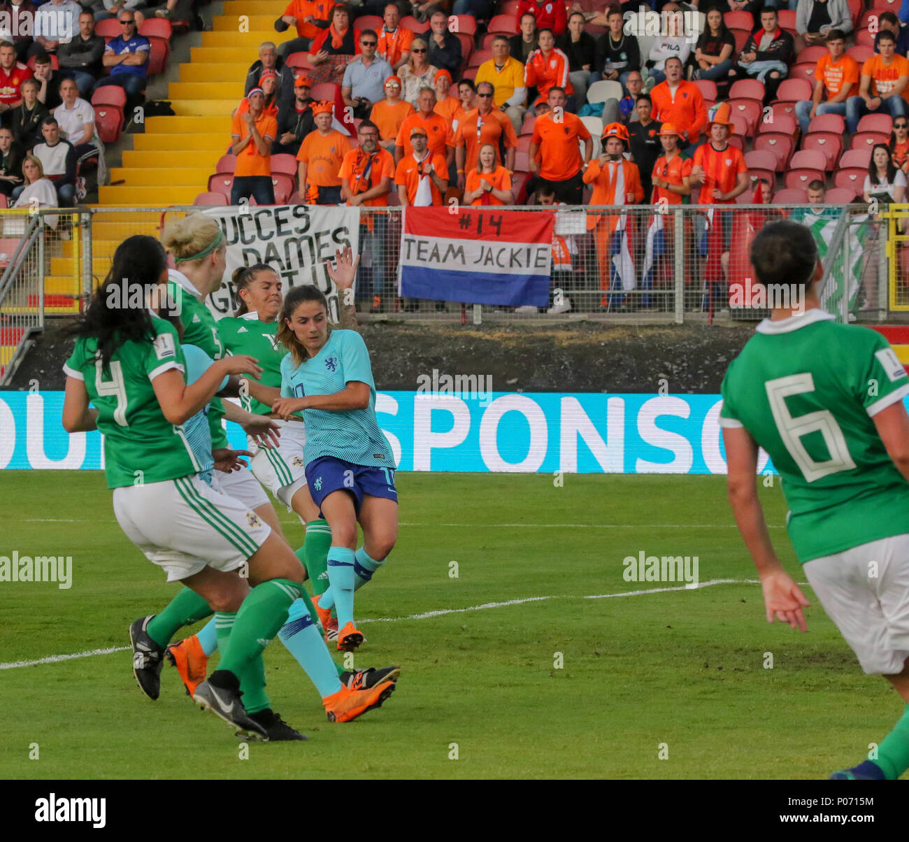 Shamrock Park, Irlande du Nord, Royaume-Uni. 08 juin 2018. La Coupe du Monde féminine 2019 tour de qualification - Groupe 3, l'Irlande du Nord 0 Pays-Bas 5. Danielle van de Donk moustiquaires le deuxième objectif. Crédit : David Hunter/Alamy Live News. Banque D'Images