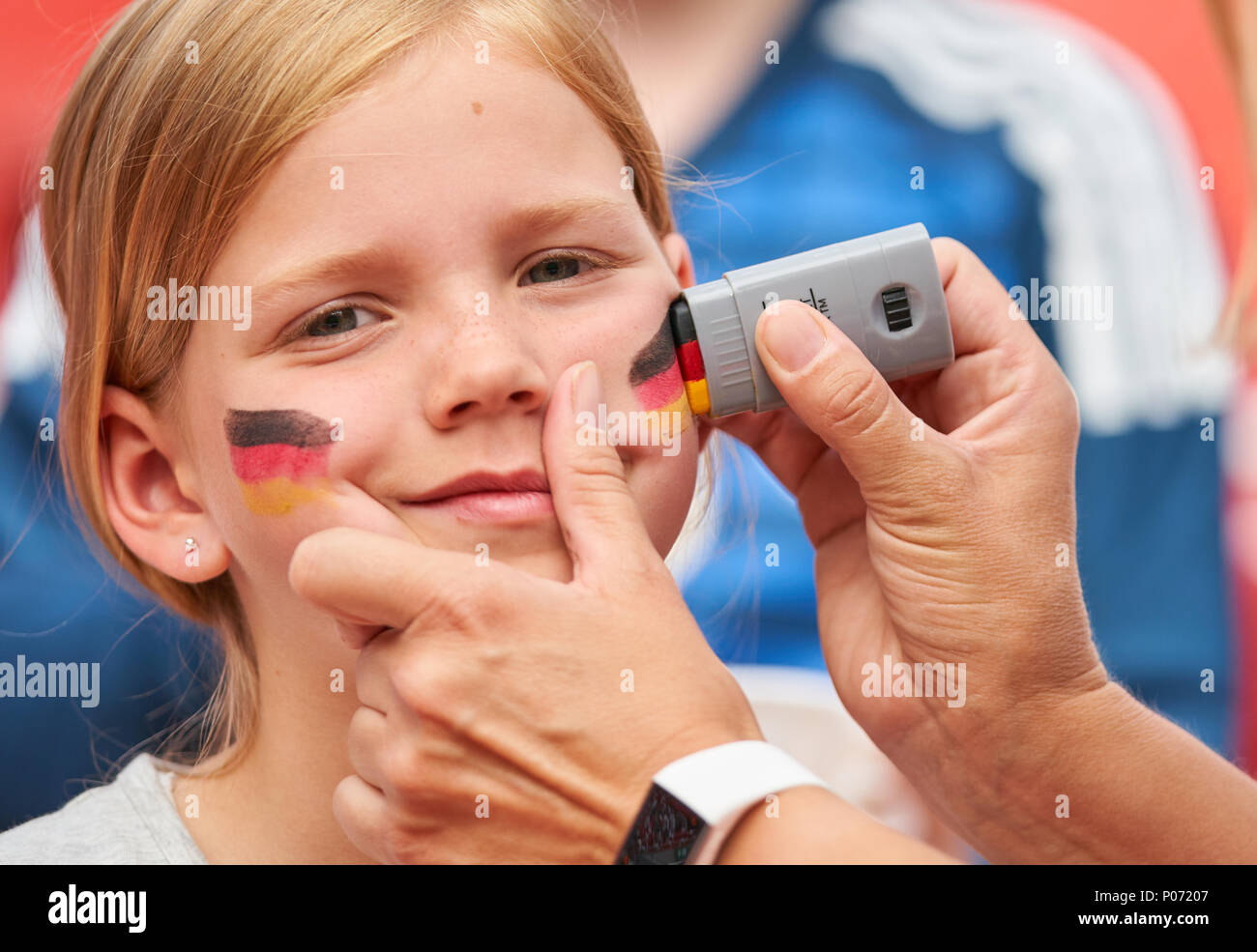 Leverkusen, Allemagne, le 8 juin 2018. L'Allemagne, l'Arabie saoudite, Soccer, Leverkusen, le 08 juin 2018 fille allemande, fans, supporters, spectateurs, club drapeaux, célébration. shirt, le drapeau national, couleurs, noir, rouge, or, drapeau, bannière, ALLEMAGNE - ARABIE SAOUDITE 2-1 match amical de football allemand, Nationalteam, DFB , Saison 2017-2018, 08 juin 2018 à Leverkusen, Allemagne. © Peter Schatz / Alamy Live News Banque D'Images