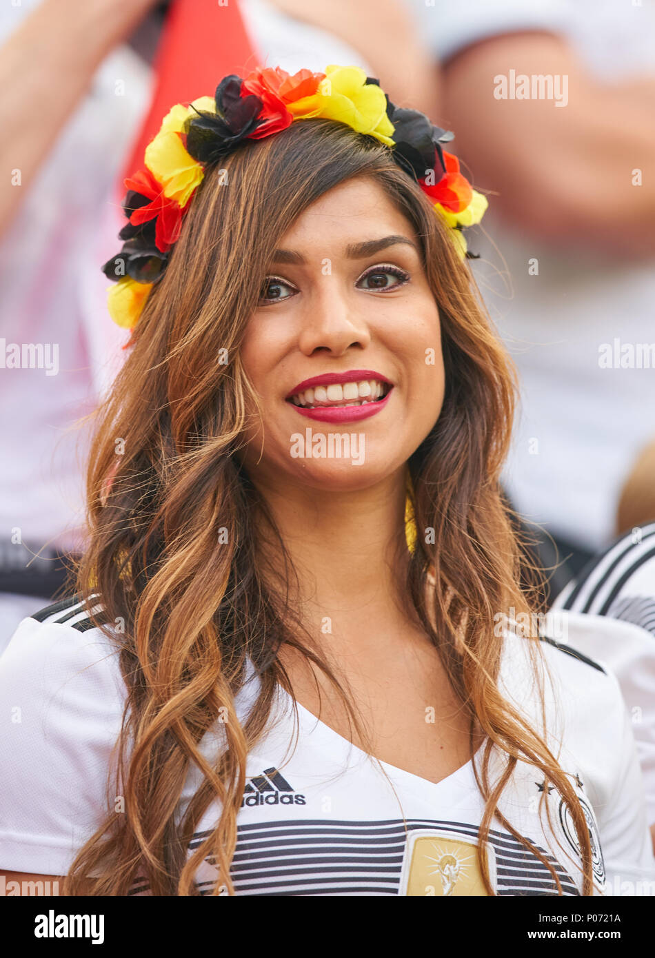 Leverkusen, Allemagne, le 8 juin 2018. L'Allemagne, l'Arabie saoudite, Soccer, Leverkusen, le 08 juin 2018 fans, supporters, spectateurs, club drapeaux, célébration. fille sourire, ALLEMAGNE - ARABIE SAOUDITE 2-1 match amical de football allemand, Nationalteam, DFB , Saison 2017-2018, 08 juin 2018 à Leverkusen, Allemagne. © Peter Schatz / Alamy Live News Banque D'Images